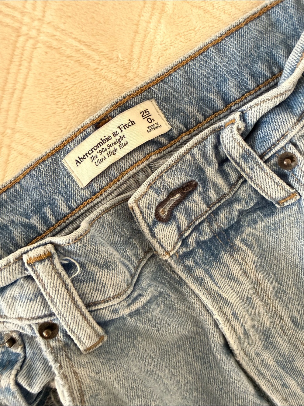 Abercrombie & Fitch The 90s Straight Ultra High Rise Light Wash - size 25R